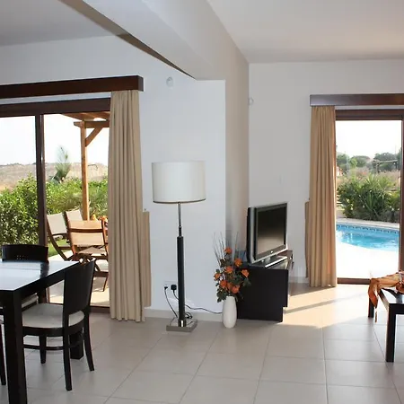 Willa Bay Pissouri