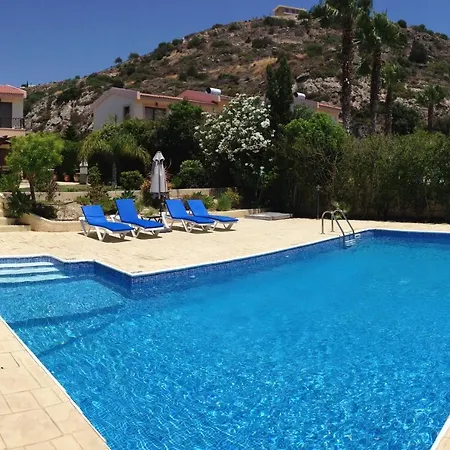 Willa Bay Pissouri